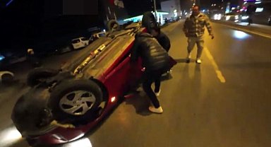 İstanbul- Avcılar'da takla atan otomobildeki 4 kişinin kurtarılma anları kamera