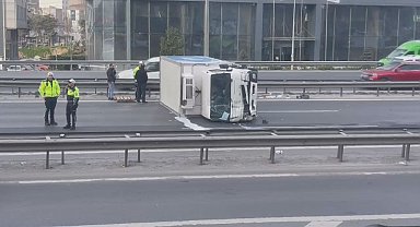İstanbul- Bağcılar Basın Ekspres yolunda kamyonet devrildi -1