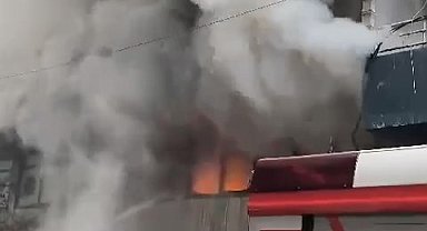 İstanbul -Bahçelievler'de depoda çıkan söndürüldü: Üst kattaki hastayı komşuları kurtardı