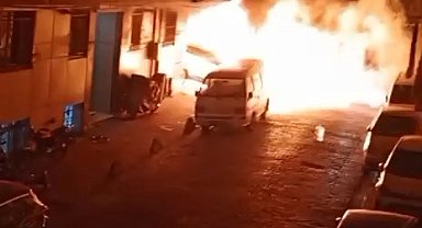 İstanbul- Bahçelievler'de park halindeki 5 araç alev alev yandı; panik anları kamerada