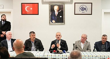 İstanbul- Bakan Uraloğlu, Sarıyer'de balıkçılarla sahur yaptı