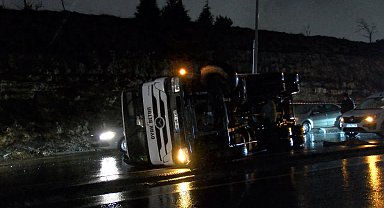 İstanbul - Başakşehir'de devrilen beton mikserine otomobil çarptı