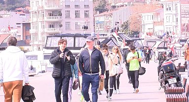 İstanbul - Bayramda güneşli havayı fırsat bilenler Caddebostan ve Bebek Sahili'ne akın etti