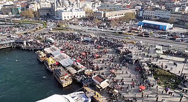 İstanbul - Bayramı İstanbul'da geçirenler Eminönü'ne akın etti Havadan görüntüler