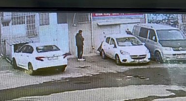 İstanbul - Bayrampaşa'da iş yeri müdürünün bıçakla yaralandığı saldırı kamerada