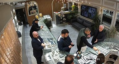 İstanbul- Bayrampaşa'da kuyumcuya sahte altın satmaya çalıştı; çalışanlarla şüpheli arasındaki arbede kamerada