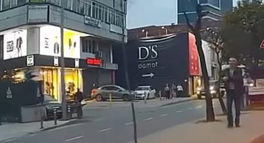 İstanbul- Bayrampaşa'da TIR'a çarpmamak için manevra yaptı; aracıyla yoldaki yayaya çarptı