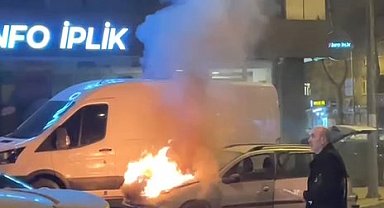 İstanbul - Bayrampaşa'da yanan otomobile çevredekiler yangın söndürme tüpü ile müdahale etti