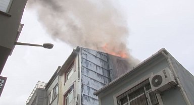 İstanbul- Beyoğlu'nda 3 katlı binada yangın -1