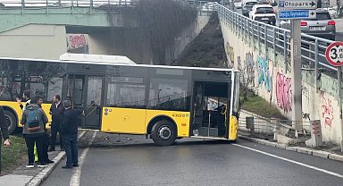 İstanbul- Beyoğlu'nda İETT otobüsü kaza yaptı, yol trafiğe kapandı -1