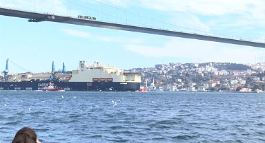 İstanbul - Boru döşeme gemisi 'Castorone' İstanbul Boğazı'ndan geçti