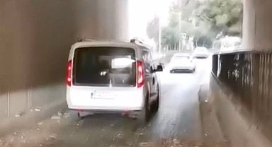 İstanbul - Büyükçekmece'de alt geçitten kopan beton parçaları araçların üzerinde düştü