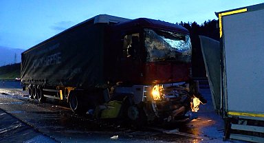 İstanbul- Çekmeköy'de iki TIR ile kamyonun karıştığı kaza: 2 yaralı