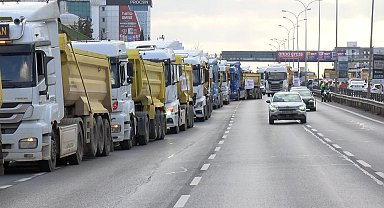 İstanbul- Döküm sahası değiştirilen hafriyat kamyon şoförleri D-100'de eylem yaptı