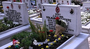 İstanbul- Edirnekapı Şehitliği'nde buruk bayram