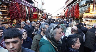İstanbul- Eminönü'nde iftar alışverişi yoğunluğu