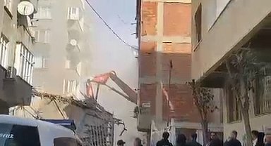 İstanbul - Esenler'de kontrollü yıkım sırasında hasar alan başka bir bina tahliye edildi-1