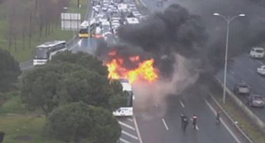 İstanbul - Esenler'de otobüs yangını - 1