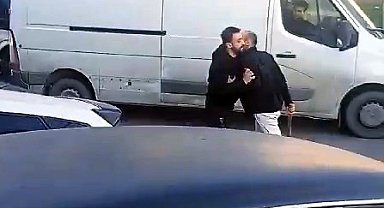 İstanbul- Esenyurt'ta trafikte kavga; babasının bacağına sarılarak engellemeye çalıştı