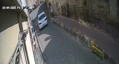 İstanbul - Fatih'te ileri yerine geri vites yaptı; yoldan geçen kadına çarptı