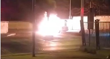 İstanbul - Fatih'te seyir halindeki otomobil alev alev yandı