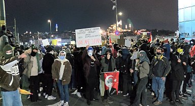 İstanbul - Galata Köprüsü'nde oturma eylemi yapan grup dağıldı