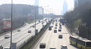 İstanbul- İstanbul'da 9 günlük bayram tatilinin ilk gününde yollar boş kaldı