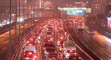 İstanbul - İstanbul'da trafik yoğunluğu gece de sürdü