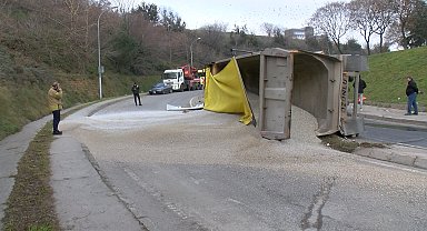 İstanbul- Kadıköy'de mıcır yüklü hafriyat kamyonu devrildi