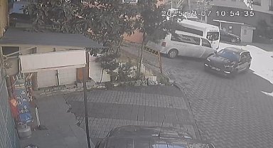 İstanbul - Kağıthane'de el freni çekilmeyen otomobil kayarak takla attı; o anlar kamerada