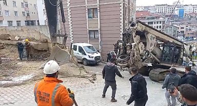 İstanbul - Kağıthane'de fore kazık makinesini çeken halat koptu: 1'i öğrenci 2 kişi yaralandığı kaza kamerada
