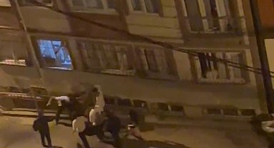 İstanbul - Kağıthane'de sokakta kadına şiddet; mahalleliden 'Vur hak etti' sözleriyle destek