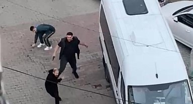 İstanbul - Kağıthane'de trafik kavgası: Servis şoförünü kuzenine vurdurdu o anlar kamerada