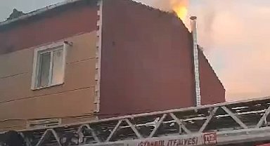 İstanbul - Küçükçekmece'de 4 katlı binanın çatısında yangın