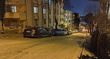 İstanbul- Küçükçekmece'de motosikletli şüpheliler park halindeki otomobile ateş açtı