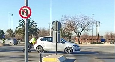 İstanbul - Maltepe'de trafik polisi arızalanan aracı yol kenarına itti
