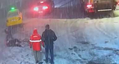 İstanbul - Maslak'ta iş insanına bıçaklı saldırı kamerada: Çalışanlar saldırgana dubalarla vurdu