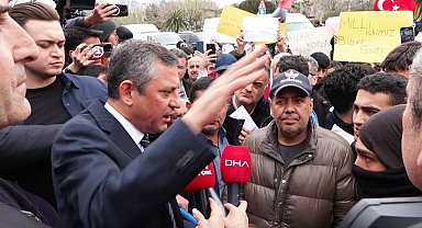 İstanbul- Özgür Özel İBB binası önünde bekleyenlerle bir araya geldi