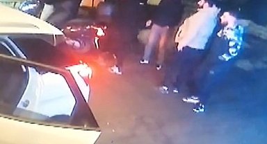 İstanbul- Pendik'te yolda duran kişiye hafif şekilde çarpan motokuryenin darbedildiği anlar kamerada