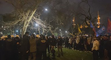 İstanbul - Saraçhane'deki kalabalık içerisinde taşkınlık çıkaranlara polis müdahalesi