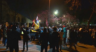 İstanbul - Saraçhane'deki kalabalık içerisinde taşkınlık çıkaranlara polis müdahalesi