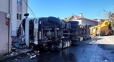 İstanbul - Sarıyer'de freni arızalanan TIR yan yattı; şoför yaralandı