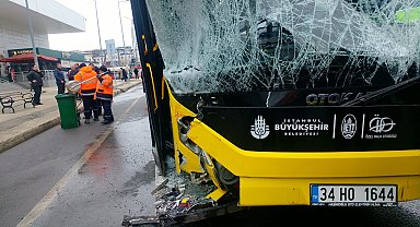 İstanbul - Silivri'de İETT otobüsüyle yolcu minibüsü çarpıştı: 3 yaralı