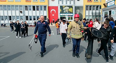 İstanbul - Silivri'de okulun havalandırma boşluğunda mahsur kalan kedi, kurtarıldı