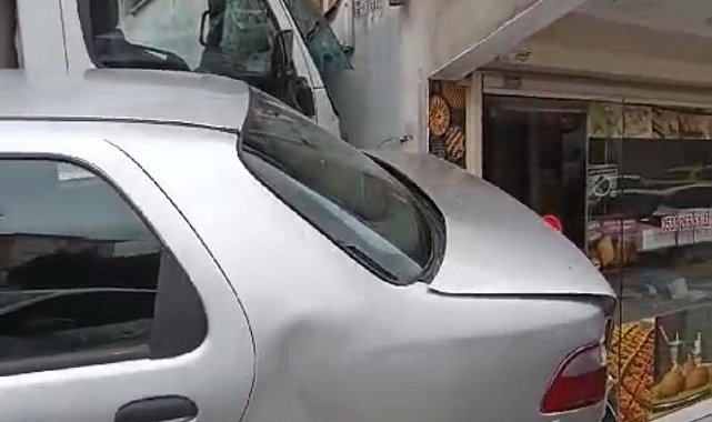 İstanbul- Sultangazi'de yokuş aşağı kayan kamyon baklavacıya girdi