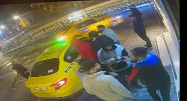 İstanbul -Taksim'de saniyeler içinde çifte kapkaç; 7 kişinin telefonunu çalan şüpheli kamerada