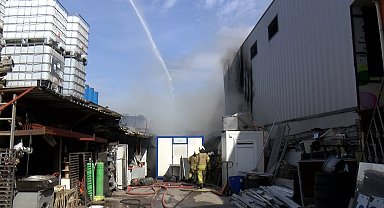 İstanbul - Ümraniye'de iş yerinde çıkan yangın geri dönüşüm deposuna sıçradı