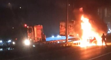 İstanbul - Üsküdar'da otomobil alev alev yandı; otoyolda trafik oluştu