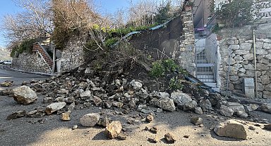 İstinat duvarı çöktü, 3 katlı bina boşaltıldı