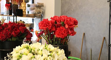 İzmir'de 8 Mart Dünya Kadınlar Günü öncesi çiçekçilerde hareketlilik